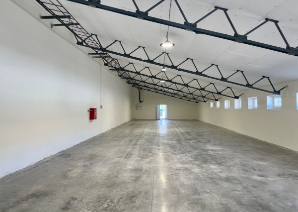 Prenájom skladových / výrobných priestorov 2km od Dunajskej Stredy, Šipošovské Kračany. Warehouse and production hall for a rent.