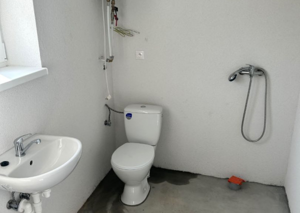 Prenájom skladových / výrobných priestorov 2km od Dunajskej Stredy, Šipošovské Kračany. Warehouse and production hall for a rent.