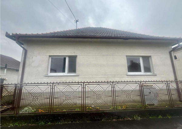 Na predaj 4 - izbový rodinný dom v obci Kalinkovo .