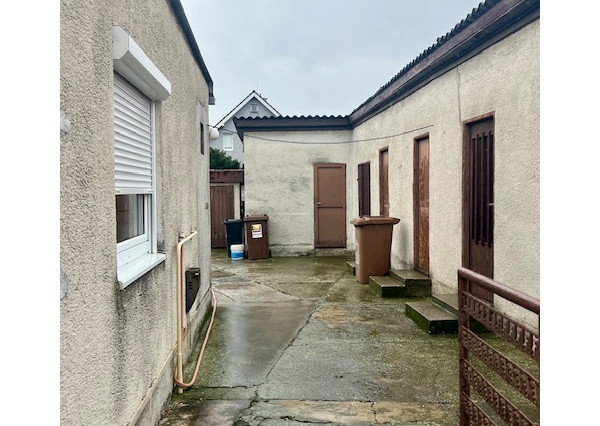 Na predaj 4 - izbový rodinný dom v obci Kalinkovo .