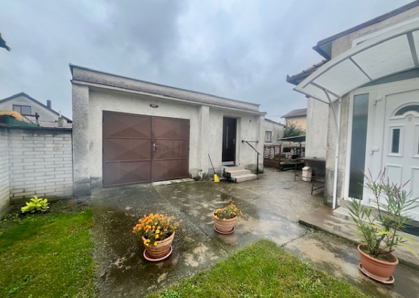 Na predaj 4 - izbový rodinný dom v obci Kalinkovo .