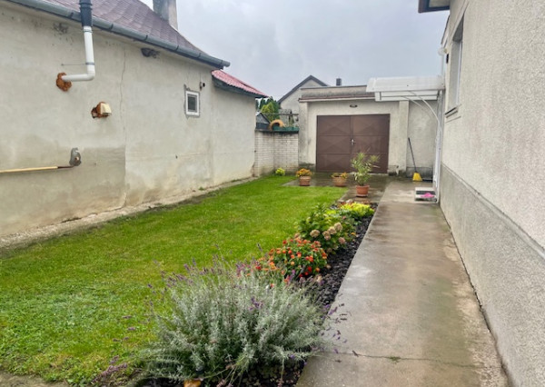 Na predaj 4 - izbový rodinný dom v obci Kalinkovo .