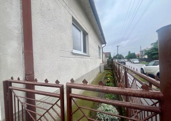 Na predaj 4 - izbový rodinný dom v obci Kalinkovo .