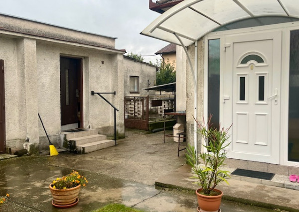 Na predaj 4 - izbový rodinný dom v obci Kalinkovo .