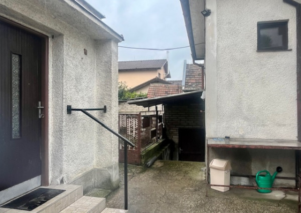 Na predaj 4 - izbový rodinný dom v obci Kalinkovo .