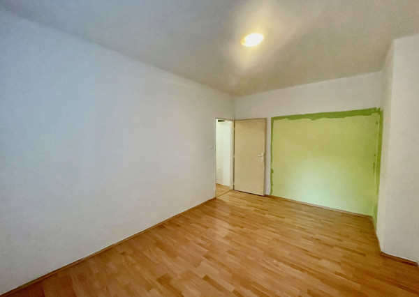 REZERVOVANÉ - predaj 2 izb. byt v Šamoríne, Školská ulica.