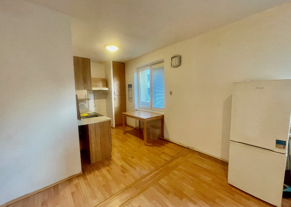 REZERVOVANÉ - predaj 2 izb. byt v Šamoríne, Školská ulica.