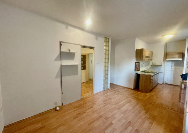 REZERVOVANÉ - predaj 2 izb. byt v Šamoríne, Školská ulica.