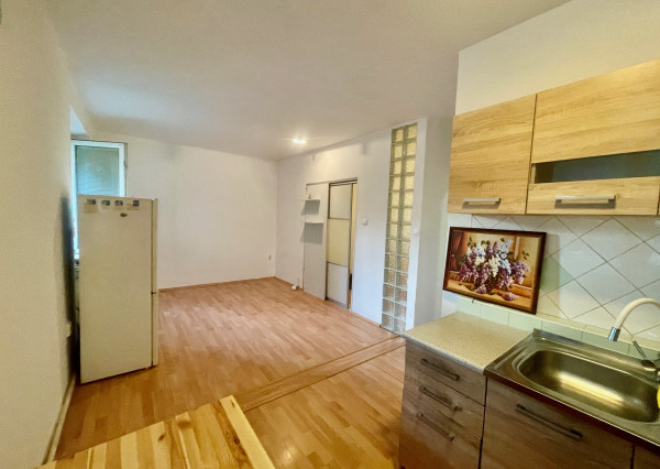 REZERVOVANÉ - predaj 2 izb. byt v Šamoríne, Školská ulica.