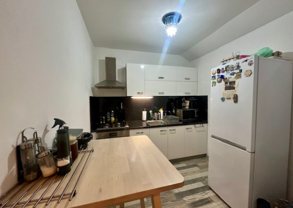 Na predaj pekný veľkometrážny 3 izbový byt s garážou na ul. Nová Ves.