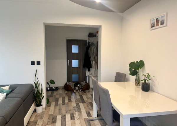 Na predaj pekný veľkometrážny 3 izbový byt s garážou na ul. Nová Ves.