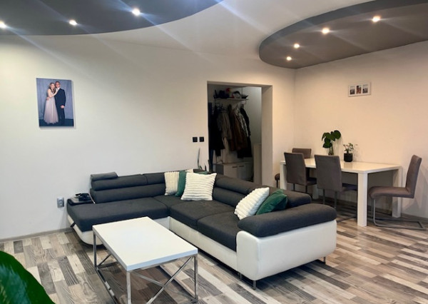 Na predaj pekný veľkometrážny 3 izbový byt s garážou na ul. Nová Ves.