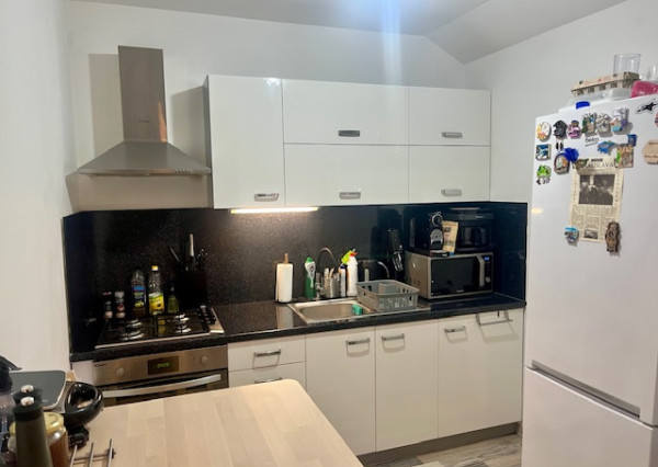 Na predaj pekný veľkometrážny 3 izbový byt s garážou na ul. Nová Ves.