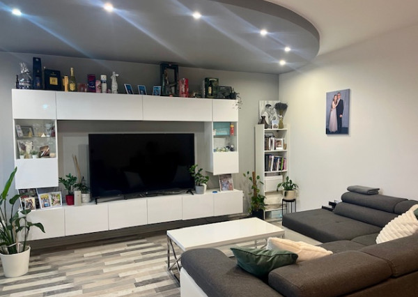 Na predaj pekný veľkometrážny 3 izbový byt s garážou na ul. Nová Ves.