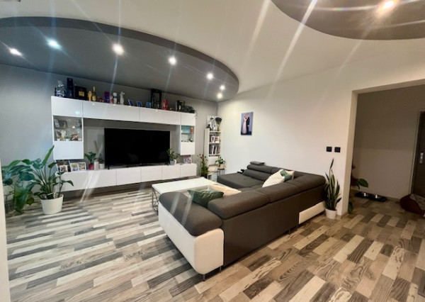 Na predaj pekný veľkometrážny 3 izbový byt s garážou na ul. Nová Ves.