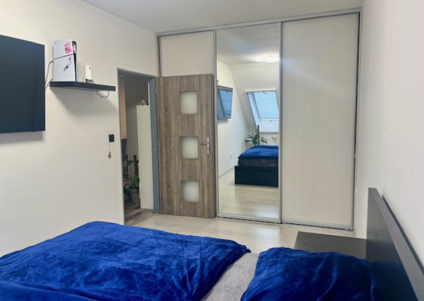 Na predaj pekný veľkometrážny 3 izbový byt s garážou na ul. Nová Ves.