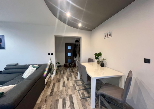 Na predaj pekný veľkometrážny 3 izbový byt s garážou na ul. Nová Ves.