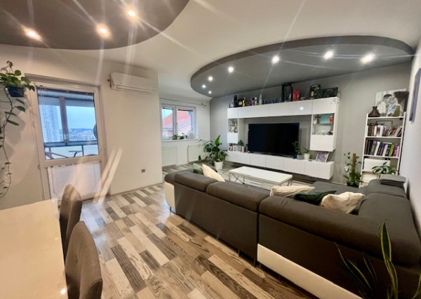 Na predaj pekný veľkometrážny 3 izbový byt s garážou na ul. Nová Ves.