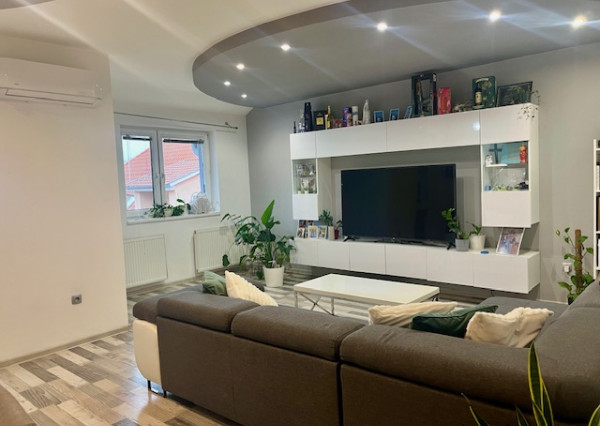 Na predaj pekný veľkometrážny 3 izbový byt s garážou na ul. Nová Ves.