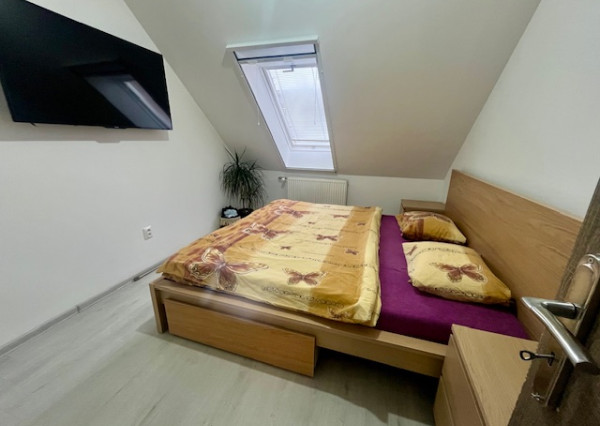 Na predaj pekný veľkometrážny 3 izbový byt s garážou na ul. Nová Ves.