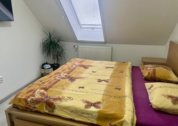 Na predaj pekný veľkometrážny 3 izbový byt s garážou na ul. Nová Ves.