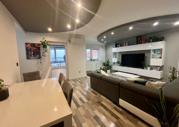 Na predaj pekný veľkometrážny 3 izbový byt s garážou na ul. Nová Ves.