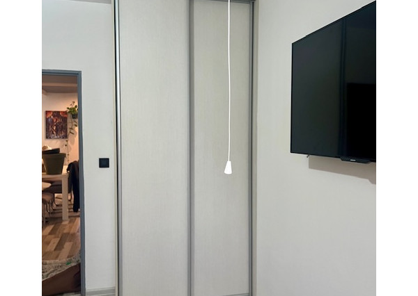 Na predaj pekný veľkometrážny 3 izbový byt s garážou na ul. Nová Ves.