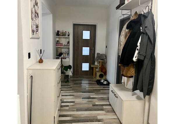 Na predaj pekný veľkometrážny 3 izbový byt s garážou na ul. Nová Ves.