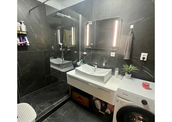 Na predaj pekný veľkometrážny 3 izbový byt s garážou na ul. Nová Ves.