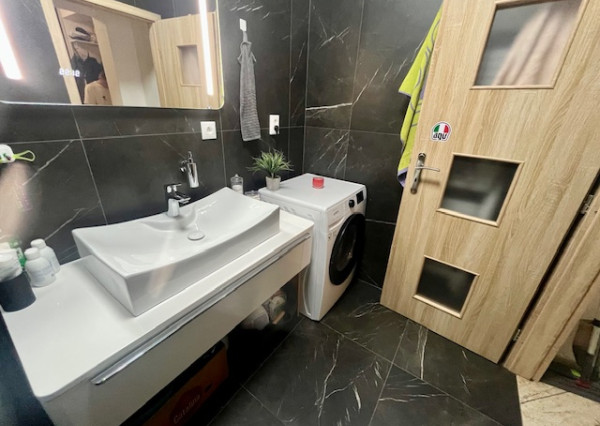 Na predaj pekný veľkometrážny 3 izbový byt s garážou na ul. Nová Ves.