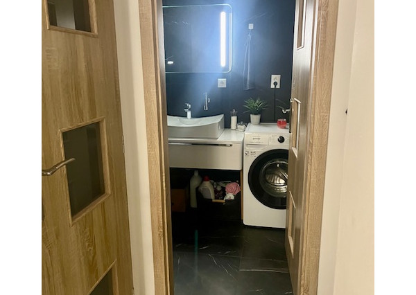 Na predaj pekný veľkometrážny 3 izbový byt s garážou na ul. Nová Ves.