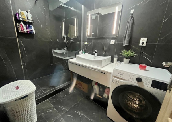 Na predaj pekný veľkometrážny 3 izbový byt s garážou na ul. Nová Ves.