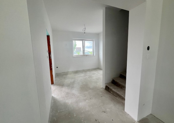 Rovinka -predaj 4 izbový byt so záhradkou.