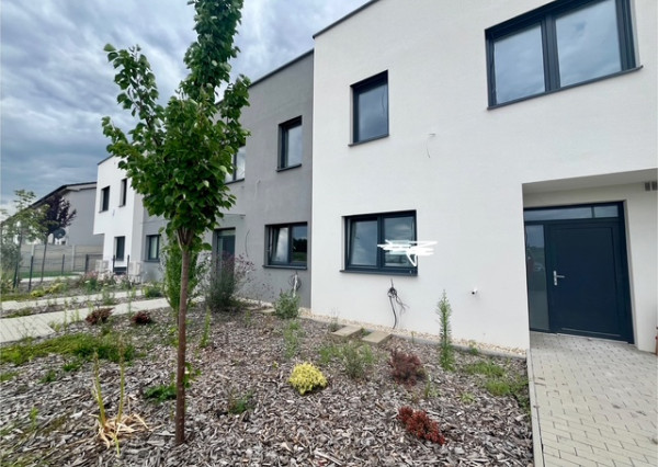 Rovinka -predaj 4 izbový byt so záhradkou.