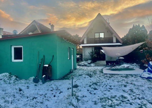 Na predaj  rekreačná chata s trvalým užívaním v lukratívnej časti Šamorína.