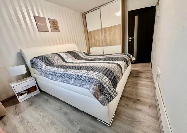 Gabčíkovo - predaj 3 izb. bytu s garážou, záhradkou v uzamknutom dvore v centre mesta.