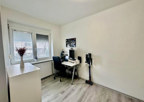 Gabčíkovo - predaj 3 izb. bytu s garážou, záhradkou v uzamknutom dvore v centre mesta.