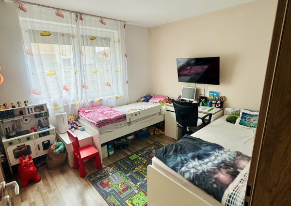 Veľké Dvorníky - predaj 3 izb. bytu so záhradkou a dvoma parkovacími miestami.