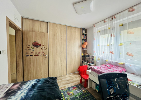 Veľké Dvorníky - predaj 3 izb. bytu so záhradkou a dvoma parkovacími miestami.