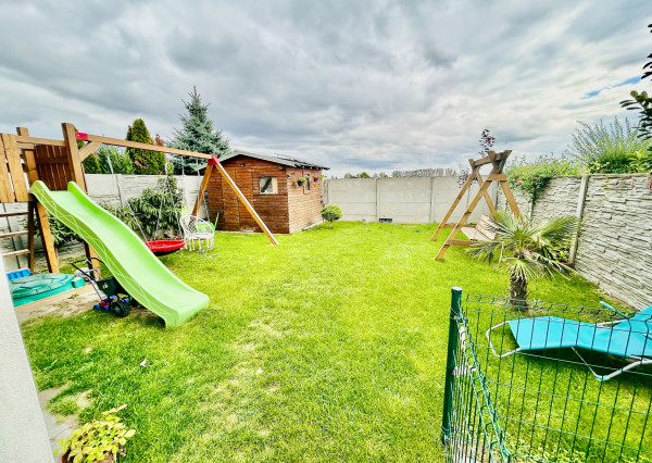 Veľké Dvorníky - predaj 3 izb. bytu so záhradkou a dvoma parkovacími miestami.