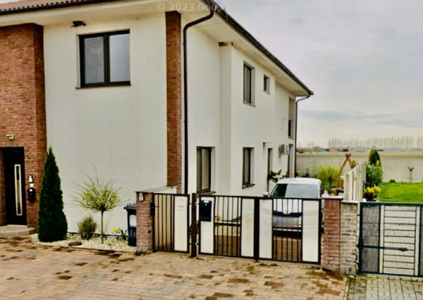 Veľké Dvorníky - predaj 3 izb. bytu so záhradkou a dvoma parkovacími miestami.