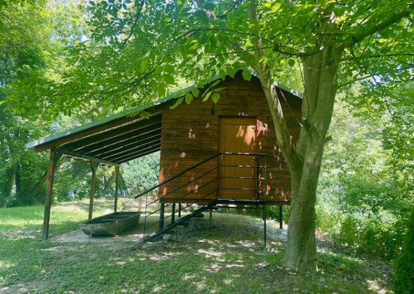 BODÍKY - na predaj pozemok s rekreačnou chatou priamo na brehu Dunaja v Bodíkoch.