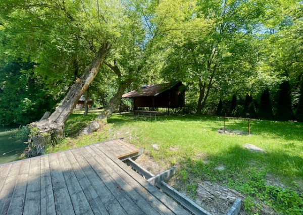 BODÍKY - na predaj pozemok s rekreačnou chatou priamo na brehu Dunaja v Bodíkoch.