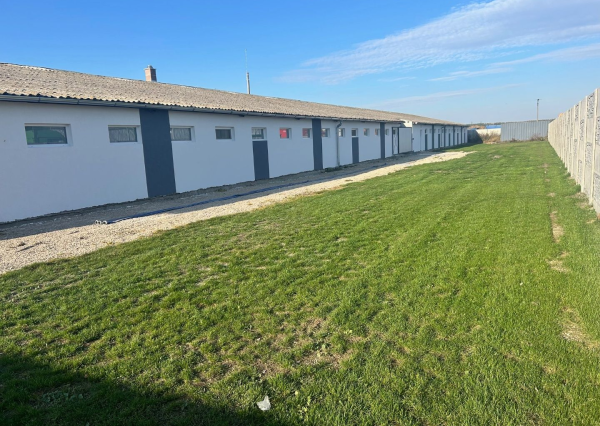 Prenájom skladových / výrobných priestorov 2km od Dunajskej Stredy, Kostolné Kračany - Šipošovské Kračany. Warehouse and production hall for a rent.