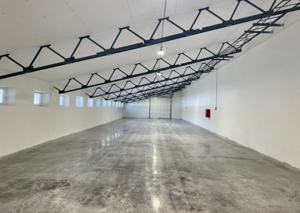 Prenájom skladových / výrobných priestorov 2km od Dunajskej Stredy, Kostolné Kračany - Šipošovské Kračany. Warehouse and production hall for a rent.