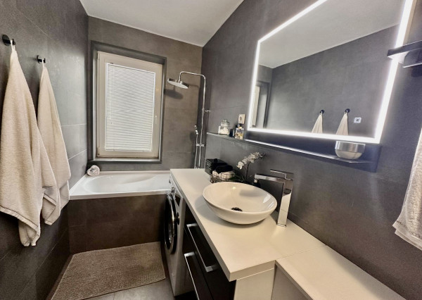 Gabčíkovo - predaj 3 izb. bytu + pozemok a garáž v uzamknutom dvore v centre mesta.