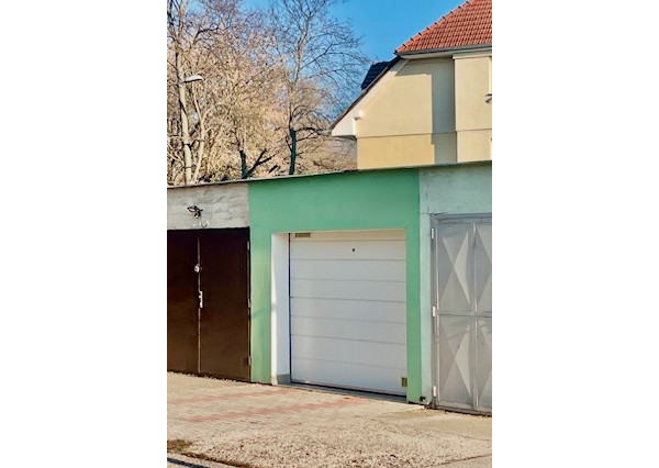 Lehnice - na predaj garáž s úplným podpivničením a montážnou jamou.