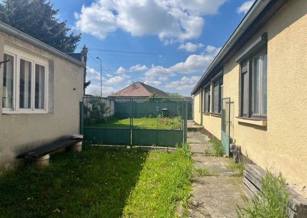 Na predaj 4izb. starší rodinný dom na 8 árovom pozemku v obci Lehnice -Sása.