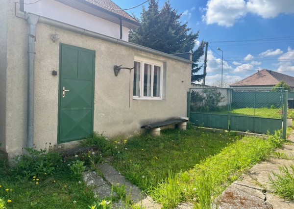 Na predaj 4izb. starší rodinný dom na 8 árovom pozemku v obci Lehnice -Sása.
