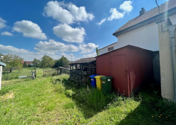 Na predaj 4izb. starší rodinný dom na 8 árovom pozemku v obci Lehnice -Sása.